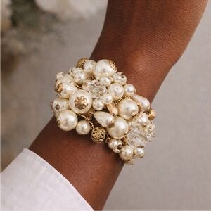 Elegant Gold and Cream Pearl Bracelet